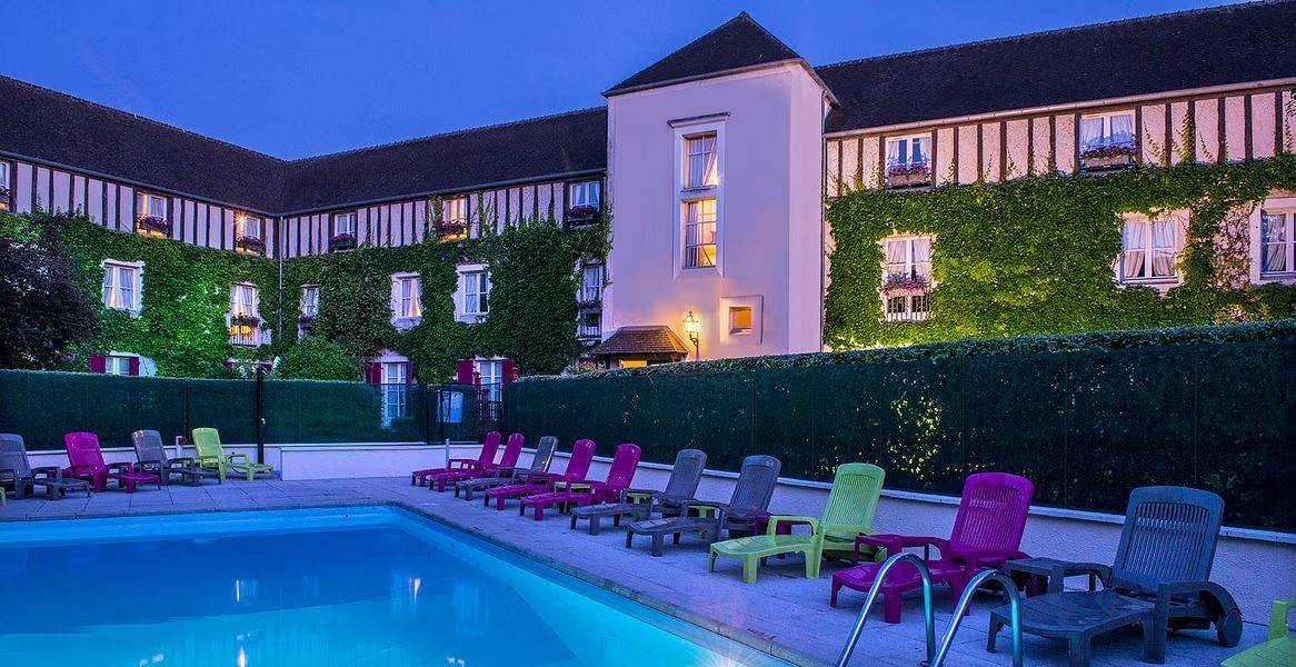 Le Manoir de Gressy pool and facade, seminar venue near Paris
